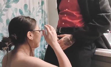 若い眼鏡の熟女妻がコンドームなしで浴室の洗面台で外国人彼氏とチンポを食べながらセックスし、口の中にザーメンを出しまくる。