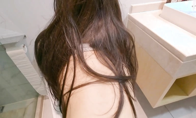 ☀️Seorang wanita yang sejuk dan pemarah☀️Dewi seksi yang terkenal telah disentuh secara mendalam oleh ayam jantan besar di dalam bilik mandi Adakah lebih menyeronokkan untuk mempunyai seorang lelaki meniduri anda dengan pergi ke gim setiap hari dan menjad