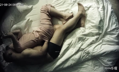 《樂橙雲㊙️真實泄密》純上帝視角欣賞2位榜一大哥的線下福利，2位漂亮美女分別被一個禿頂大叔一個豬頭燜子肏，這錢不能白刷2