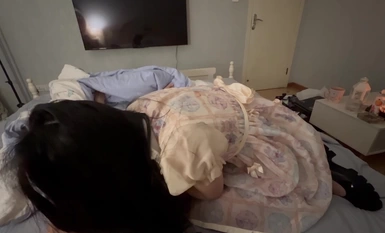 เด็กชายผู้มีความตั้งใจยังคงทำร้ายเด็กผู้หญิงไป๋เยว่กวงต่อไป คราวนี้เขายื่นกรงเล็บของเขาไปที่สาวน้อยโลลิต้าและคว้าหัวนมของเธออย่างแรงจนเธอร้องไห้