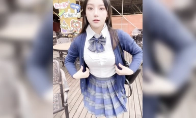 秀人網 模特 寫真 私拍 戶外遙控跳蛋 ，水晶肉棒抽插小穴