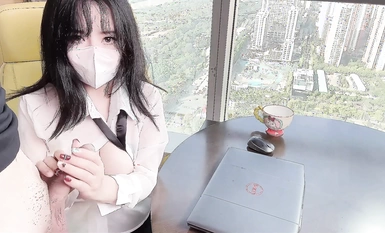 เลขานุการผู้บริสุทธิ์อาสาตัวเองเพื่อเลื่อนตำแหน่งและขึ้นเงินเดือน และถูกเย็ดและแตกในหน้าหน้าต่างสูงจากพื้นจรดเพดานของเจ้านายของเธอ