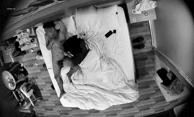 白皙學生妹和黑皮猥瑣男開房做愛 連干三次 (2)