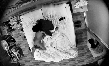 분홍색 여학생과 흑인 남자가 한 방에서 세 번 연속으로 섹스를합니다 (2).