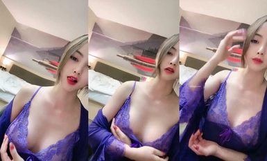 を見たことがある。 黒いシルクを着た足の長い女性が小道具を使ってオナニーしているのを見たのは初めてだ。 (2)