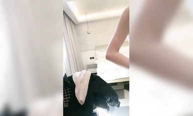 [Cô phù thủy nhỏ với dáng người cong vút] Em gái hoàng gia tuyệt vời nhất! Đôi chân dài trong chiếc tất đen ~ Thủ dâm bằng đạo cụ ~ Tuyệt quá!