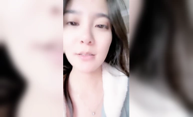 2024年2月新作，【我想吃草莓】，172極品尤物，御姐范風情萬種，這大長腿家中脫光盡情搖擺 (3)