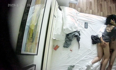 ห้องหนึ่งราคา 52 หยวน วันอาทิตย์มีนักศึกษาออกมาดูห้อง นางเอกค่อนข้างสวยและหื่นทั้งคู่