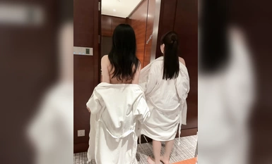 XiuRen.com：スケールがアップし、2人の女の子は全裸で水中でおっぱいを見せている。