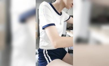 超級學生新人，下海  新作！最新登陸黃播平台，超清純顏值，超Q彈大奶+粉嫩鮑魚，懟臉大秀 直接狂射，沒有套路 太良心了！ (1)