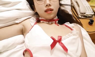 Ang dalisay at kaibig-ibig na dilag ay nagsuot ng seksi na uniporme, nilagyan ako ng condom, at natagos sa akin