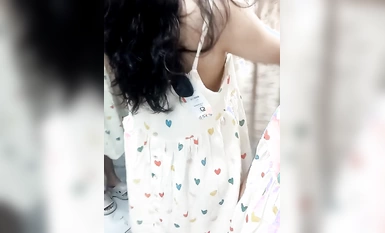 Dua sahabat yang dilahirkan pada tahun 2000-an telah terdedah di pusat membeli-belah Mereka sangat lembut dan payudara mereka masih berkembang seperti buah ceri abalone sangat lembut Mereka berseronok.