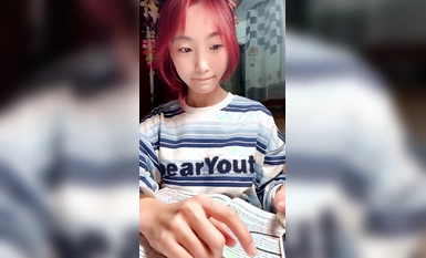 我就是嗚崽醬.學生妹宿舍直播！乖巧鄰家女孩，粉嫩多汁小逼逼，超可愛