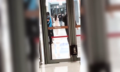 武漢洪山萬科廣場女子裸奔因男友出軌閨蜜報復性全裸上街