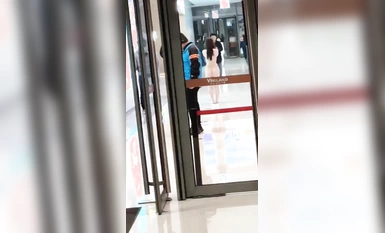 武漢洪山萬科廣場女子裸奔因男友出軌閨蜜報復性全裸上街