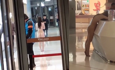 ผู้หญิงคนหนึ่งวิ่งแก้ผ้าที่ Vanke Plaza ในเมืองหงซาน เมืองอู่ฮั่น และออกไปเดินเปลือยกายตามท้องถนนเพื่อแก้แค้นที่แฟนหนุ่มนอกใจเพื่อนสนิทของเธอ