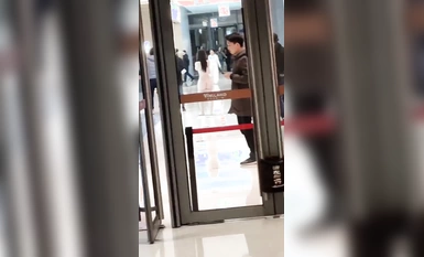 武漢洪山萬科廣場女子裸奔因男友出軌閨蜜報復性全裸上街