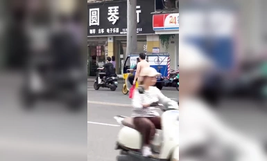 裸で走るのが流行っている？南寧の街を裸で走る男！