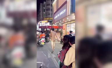 裸で走るのが流行っている？南寧の街を裸で走る男！