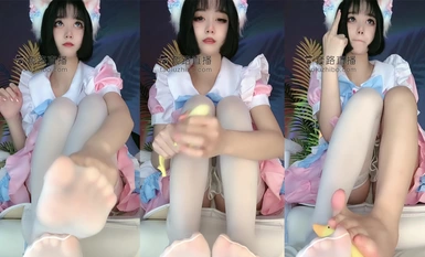 ชุดสาวใช้ถุงน่องสีขาวกับรองเท้าโล ค่อยๆ คั้นน้ำอสุจิและหลั่งลงในรองเท้าโลที่สัญญาณไฟจราจร