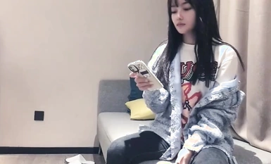 漂亮青春美眉【戰狼行動】身材苗條 白虎鮑魚粉嫩 穿上黑絲情趣內衣熱舞一曲 在沙發被多姿勢爆操