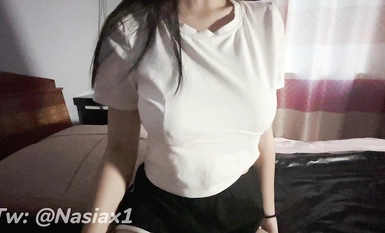 巨乳身材學妹〖小巨Nasiax1〗非讓我把套摘了，白虎一線天饅頭粉屄相當反差，身材一級棒的小可愛