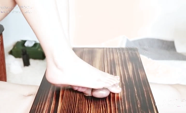 安女王-蛋蛋被放在木板上，只是輕輕踩而已就痛到受不了了嗎？