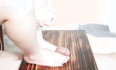 安女王-蛋蛋被放在木板上，只是輕輕踩而已就痛到受不了了嗎？