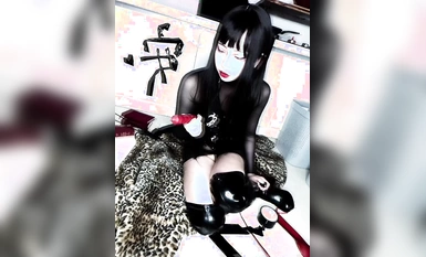 安女王-特地換上一套女王裝束3分鍾