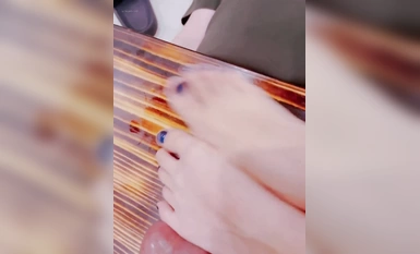 Queen Ann - Barefoot Stepping on Dick Table Series - Tangkapan super dekat glans zakar selama 7 minit