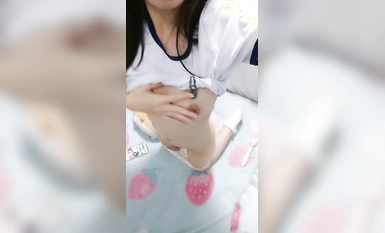 新人清純校花下海好漂亮【一口牛奶咽下去】，白花花的奶子，漂亮的大眼睛，極品00後嫩妹女神 (1)