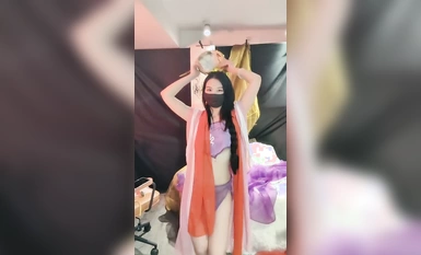 Karya baharu pada Januari 2024, wanita paling cantik dan cantik [Srikandi Bunga] telah berlakon di Hengdian selama beberapa tahun, menari telanjang dalam pakaian kuno, dan wanita cantik itu melancap dengan prop peranan berbeza yang berbeza setiap hari (2)