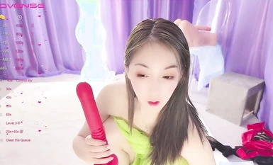 2024年2月新作 Stripchat瑜伽老師【qingqing521】超大難度，倒立一字馬，屄里還插著大黑牛，震撼無與倫比，美女真會玩超贊 (13)