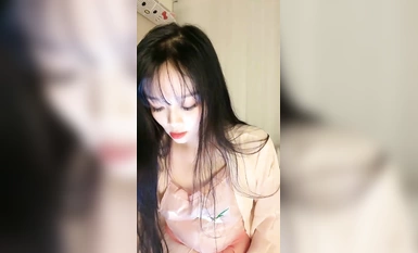 兄弟們！最騷的校花來了~【菲菲Baby】騷舞~道具~超級過癮 (3)