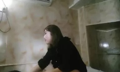 激情按摩老哥按摩完再吃快餐，肉感熟女脫掉褲子直接操，上位騎乘扶著屁股撞擊