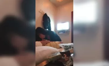 女技師按摩房調情啪啪，騎在身上摸奶子一頓舔，特寫口交扶著牆後入，隔壁唱歌這邊啪啪啪猛頂