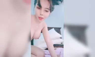 难得一见顶级无毛白虎肥穴，超肥一线天跳蛋塞入，揉搓阴蒂爽的浑身颤抖，娇喘呻吟嗲嗲，高潮出水极度诱惑.