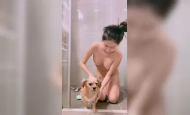 Kehidupan harian teman wanita Xiaoqin - mandi anjing