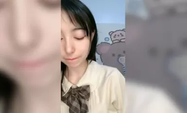 顏值區優質清純系嫩妹玩大轉盤，撩起短裙黑絲肥臀，沒穿內褲超嫩小穴，小尺度誘惑，抬起雙腿若隱若現，極度誘惑