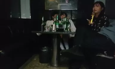 换妻探花很久没播回归4P首秀，还是原来的味道，KTV唱歌喝酒，回到房间开操，交换一人一个后入猛顶