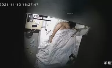 最新樂橙飯店上帝視角高清偷拍大學生情侶星期天放假開房過夜啪啪啪