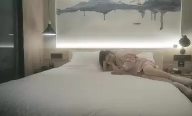 尋花新人老哥馬尾辮風騷小少婦，鏡頭前深喉口交，扒掉內褲吸奶揉穴，正入騎乘姿勢輪換著操