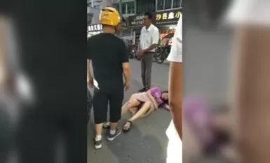 捉姦-老婆偷情人的事被老公發現，街上狠狠揣性感的大屁股