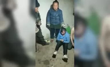 鄉村土房一對野鴛鴦偷情被抓現場