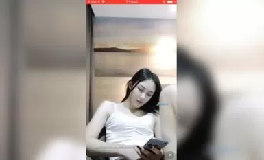 颜值小姐姐 ，清纯容颜，皎洁外貌，抽完一支烟，潇洒大秀，手指扣逼，淫语呻吟诱惑，听得都硬了！