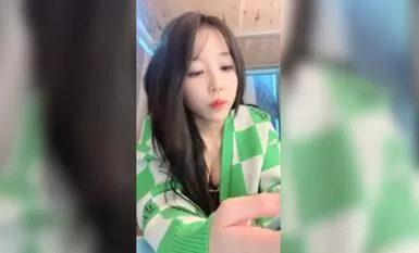 新下海大三學生妹，【一頁葉】，宿舍躲起來做黃播，校園女神範，胸大又粉，極品紅櫻桃，皮膚白皙，人氣登頂