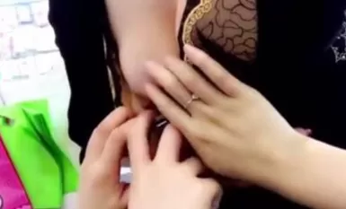 國產鬧洞房閨蜜團要看伴娘乳頭,伴娘拼死反抗,最後還是被看了