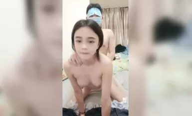 18超清純妹子今天和閨蜜多人群P激情，00後三女兩男道具互插啪啪，騎乘後入一人一個，掰開嫩穴假屌抽插揉陰蒂