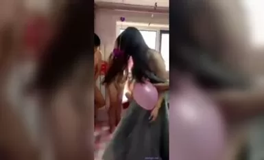 伴郎团与伴娘团新房玩裸体游戏JJ顶