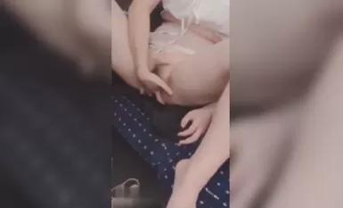 女牛人真膽大，人來人往的高鐵自慰